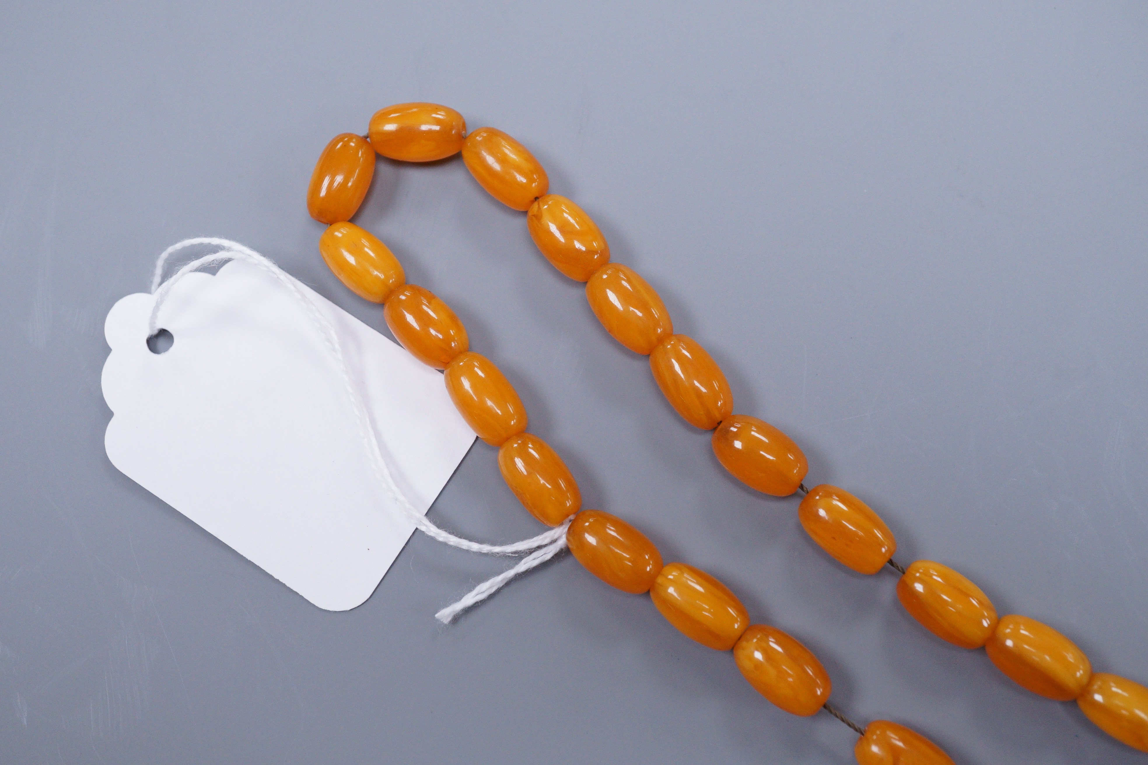 An early 20th century reconstituted amber bead necklace, gross 26.5 grams